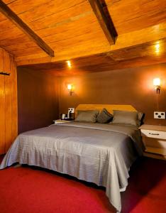 乌提Woodside Bungalow1的一间卧室设有一张带木制天花板的大床。