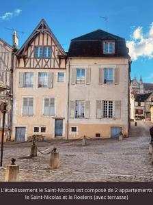 欧塞尔Appartement le Saint-Nicolas Auxerre Les Quais的街道中间的大建筑