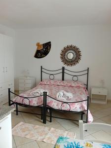卡斯特尔萨多Casa Terme Romane的一间卧室配有一张带粉色毯子的床