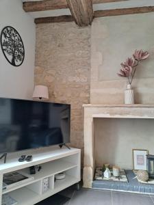 贝叶La petite bajocasse的客厅设有壁炉和电视。
