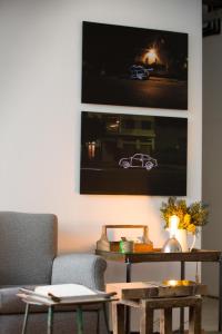 圣保罗Guest Urban Hotel Design Pinheiros的客厅配有沙发和墙上的电视