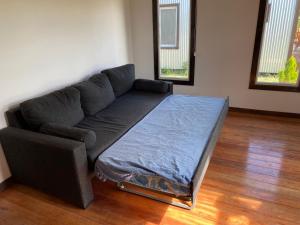 Colonia ChapadmalalCabañas Chapa Mora的客厅配有一张沙发,设有一张床
