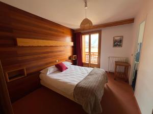 皮伊圣万桑Hôtel Restaurant La Pendine的一间卧室配有一张带木制床头板的床