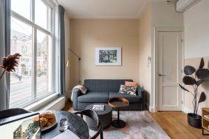 阿姆斯特丹Yays Amsterdam Vondelpark by Numa的带沙发和窗户的客厅