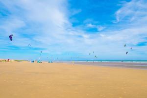 坎伯利MP39 Parkdean Camber Sands的一群人在海滩上放风筝