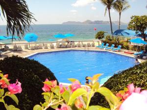 阿卡普尔科阿卡普尔科马里布酒店的一座背景海洋的游泳池