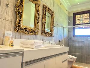 布罗塔斯Villa Maria Pousada de Charme的一间带水槽和镜子的浴室