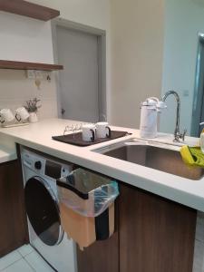 哥打京那巴鲁Sutera Avenue - Jom Summer Suite的一个带水槽和洗碗机的厨房