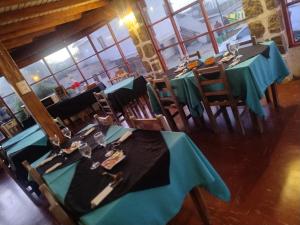 埃尔基斯科Hotel Brisas del Quisco的用餐室配有绿色的桌椅