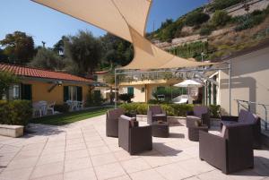 博尔迪盖拉拜亚拉鲁塔公寓的一个带椅子和遮阳伞的庭院
