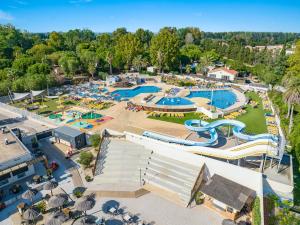 圣西普里安Camping Saint-Cyprien的享有度假村游泳池的顶部景致