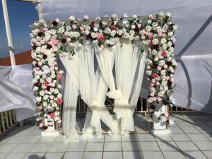 圣玛丽1 Queen Bedroom At Csompó Empire的鲜花和白色窗帘的婚礼拱门
