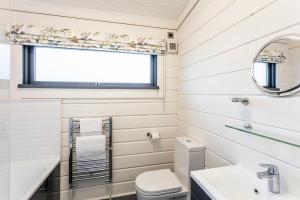 罗伊登Roydon Marina - Lodge 4 - Hot Tub的一间带盥洗盆和窗户的浴室