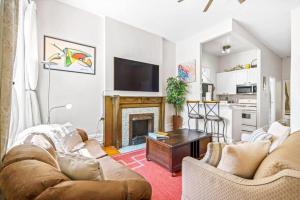 Newly Listed Brownstone 2BR on Historic St的休息区