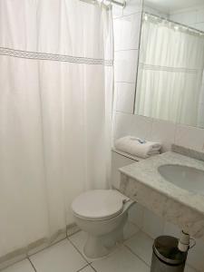 圣地亚哥HOTEL DACARLO的白色的浴室设有卫生间和水槽。