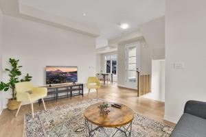 沃恩Modern Living in Vaughan - Brand New 3BR House的客厅配有沙发和桌子