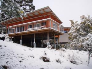 新诺福克塔斯马尼亚露营地的雪中一座雪覆盖的山丘上的房子