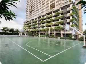 马尼拉2BR, BIG & COZY UNIT 592sqft at TORRE DE MANILA的一座空的篮球场,在一座建筑前