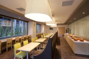东京赤坂京王布莱索酒店的用餐室设有桌椅和窗户。