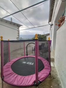 佩德罗－贝尔纳多La casa de tío Vidal的天井上的粉红色和黑色蹦床