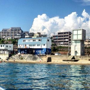 神户格拉格拉宾馆的水岸上的蓝色建筑