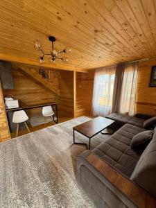 博斯特里WooD_House_Issyk-Kul的卧室配有一张床和一张桌子