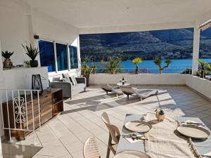 格雷巴蒂卡罗科假日公寓的一个带桌椅的海景庭院