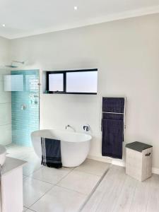 圣弗朗西斯湾Alchemy的白色的浴室设有浴缸和淋浴。