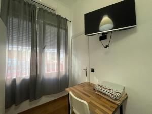 马德里HomeStay Lopez Pando的客房设有木桌和窗户。