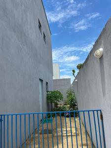 帕尔马斯Residencial Jasmim的建筑前的蓝色栅栏