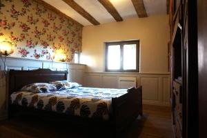 ScherwillerCoeur de village - maison de village - au centre - proche vignoble的一间卧室设有一张床和一个窗口