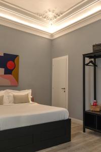 卡塔尼亚Calumidda的卧室配有床和白色天花板