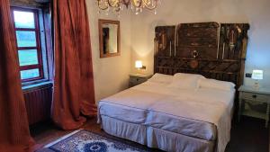 VillasanteCasa Rural del General Albelda的一间卧室设有一张大床和一个窗户。