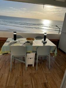 阿尔热祖尔2 bedrooms house at Aljezur 100 m away from the beach with sea view furnished terrace and wifi的一张桌子和椅子,享有海景
