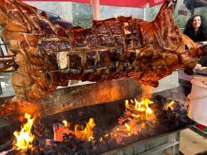 古拉勒乌卢伊Lacul de argint的火烤架上烤猪肉