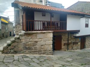 阿拉力兹Pensión rural Pallabarro的带阳台的房子