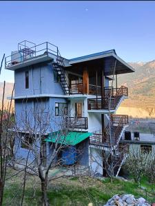 ShirirCrazy House Devku's Villa的房屋的一侧设有楼梯