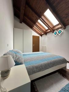 博维茨Apartma Popeye的一间卧室配有一张床和一张带台灯的桌子