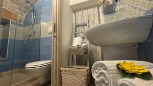 滨海波利尼亚诺卡萨菲奥雷住宿加早餐酒店的一间带水槽和卫生间的浴室