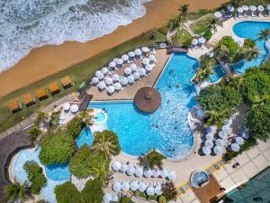 纳塔尔Serhs Natal Grand Hotel & Resort的享有带海滩的游泳池的顶部景致