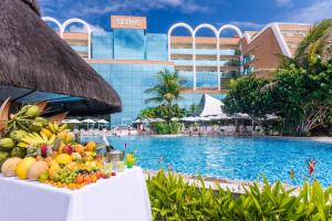 纳塔尔Serhs Natal Grand Hotel & Resort的游泳池前的水果桌
