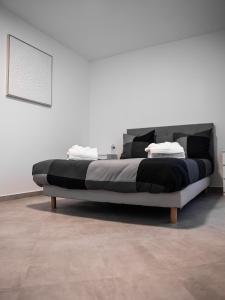 巴斯约兹Adalia lodge的一张大床,位于一张照片的白色房间里