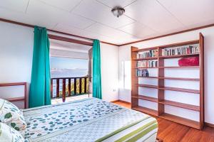 GuariaRefugio San Antonio - 1500 acre Private Preserve的一间卧室设有一张床和一个书架