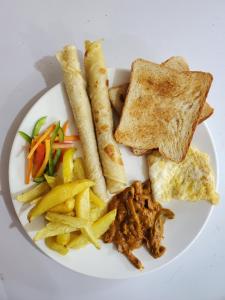 阿鲁沙Kizumba House的烤面包和薯条的食品