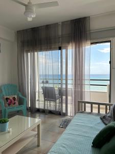 拉纳卡克拉萨斯海滩酒店的一间卧室配有一张床,享有海景