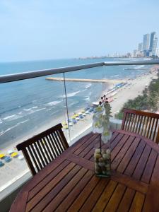 卡塔赫纳Palmetto Beach Cartagena vista de frente al mar的一张木桌,享有海滩美景
