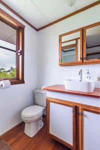 GuariaRefugio San Antonio - 1500 acre Private Preserve的一间带卫生间和水槽的浴室