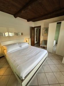 奥尔塔圣朱利奥-Ortaflats- Appartamento l'Isola的卧室配有一张白色大床