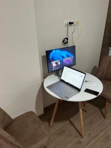 巴统HOTEL PARIS的一张带笔记本电脑和电脑显示器的白色桌子