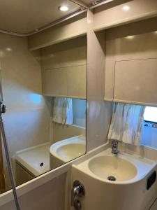 波尔图·埃尔科莱Mythos的一间带水槽和镜子的浴室
